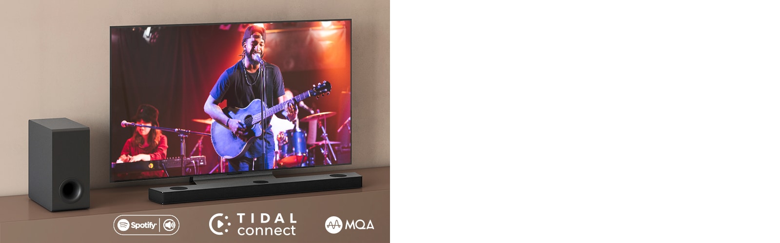 Телевизор LG е поставен на кафяв рафт, саундбар S95QR на LG е поставен пред телевизора. Субуфер е поставен от лявата страна на телевизора. Телевизор показва концертна сцена. В горния ляв ъгъл е показано обозначението НОВО.