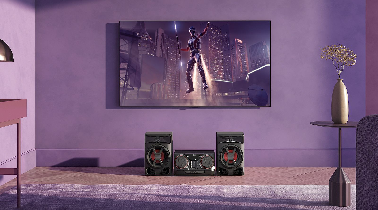 LG CK43N е поставен във всекидневната. Над високоговорителя на стената е окачен LG TV, който показва филмова сцена.