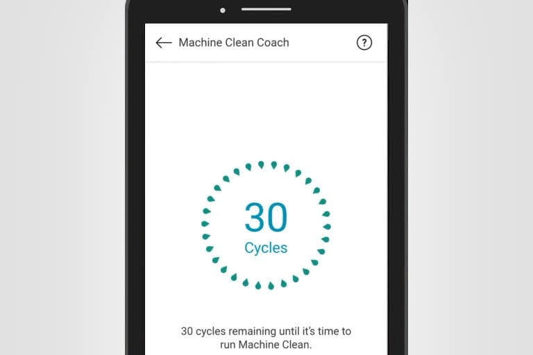 Показва екрана на приложението ThinQ, отговарящ на напомнянето за програма за почистване.