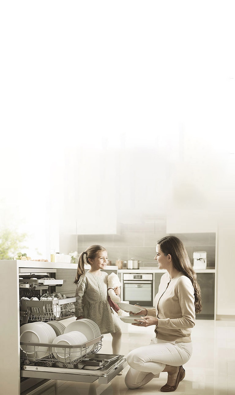 Показва жена, която вади купа от отворена съдомиялна.