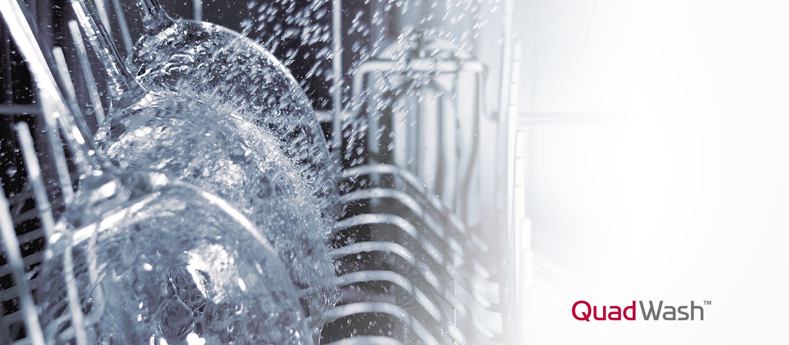 Показва как чаша бива измивана със струя вода.