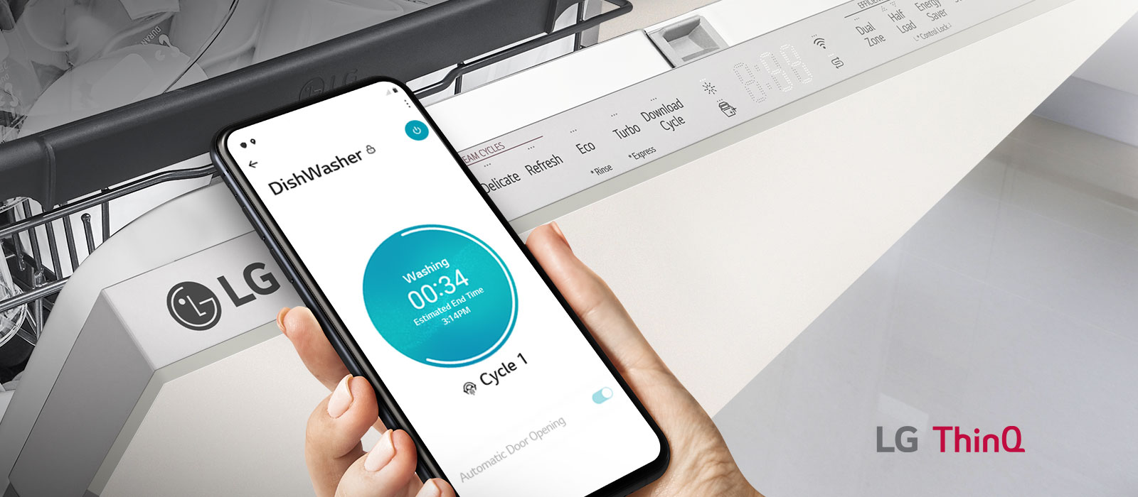 Представя съдомиялна машина и смартфон, докато показва действителния статус на цикъла в приложението LG ThinQ.