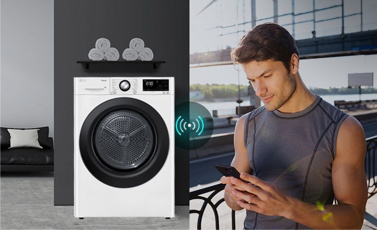 Мъж гледа смартфон. 