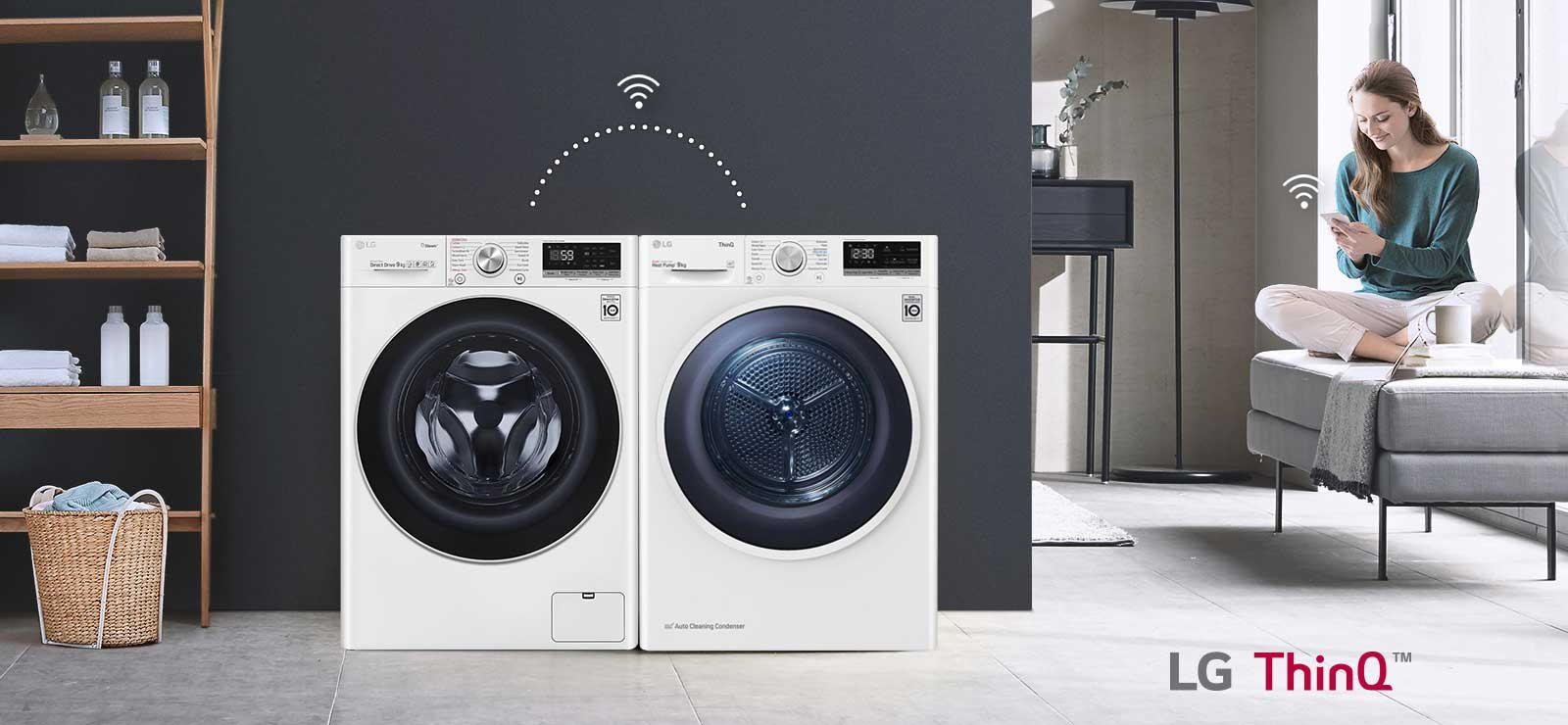 Потребителят просто седи на дивана и управлява сушилнята и пералнята (перална машина) от приложението LG ThinQ.