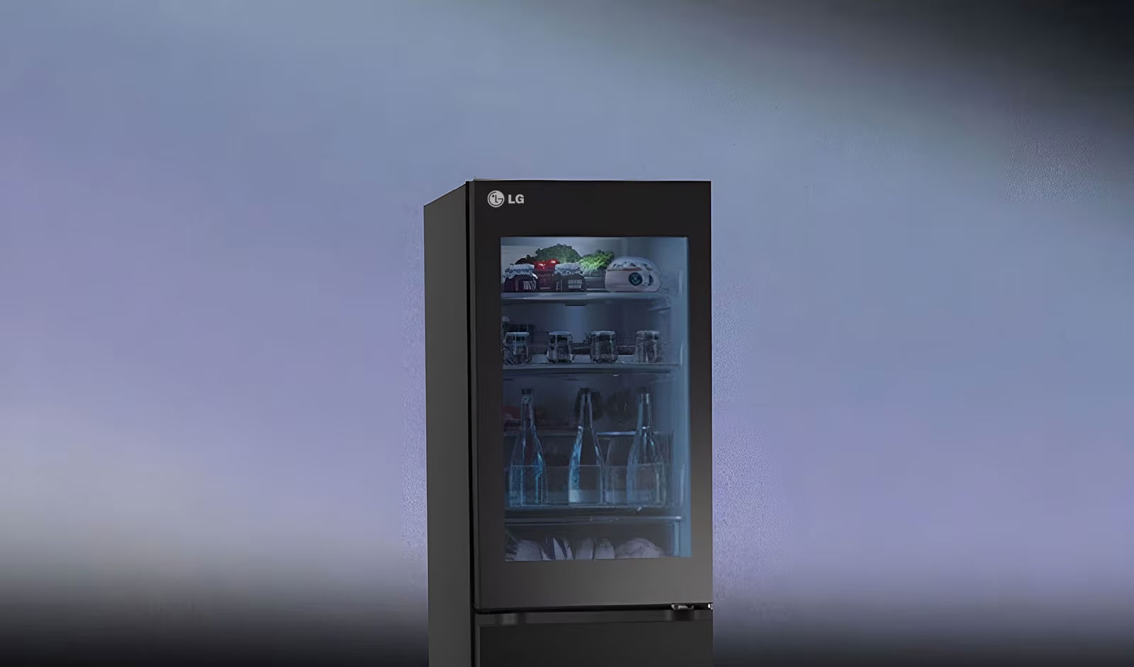 Изображение на LG InstaView хладилник с долна камера, светлината на вратата на хладилника се променя в съответствие с промяната на цвета на фона.