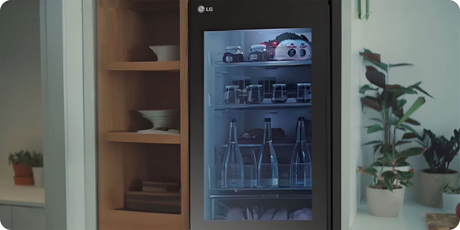 Изображение на жена, която почуква InstaView вратата на хладилника.