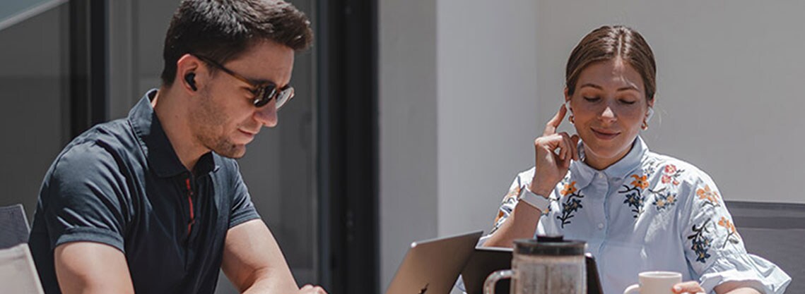 Изображение на пет кутийки на LG TONE Free Fn6 в пет различно оцветени калъфа, носещи се към бляскав под