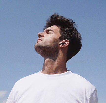 Изображение на пет кутийки на LG TONE Free Fn6 в пет различно оцветени калъфа, носещи се към бляскав под