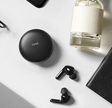 Изображение на пет кутийки на LG TONE Free Fn6 в пет различно оцветени калъфа, носещи се към бляскав под