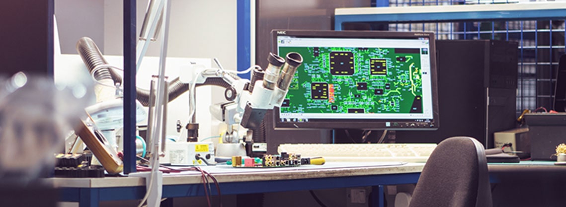 Колаж от четири изображения, свързани с аудиоустройствата от Meridian