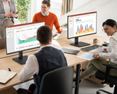 Служителите седят на бюрата си в офиса и разговарят.