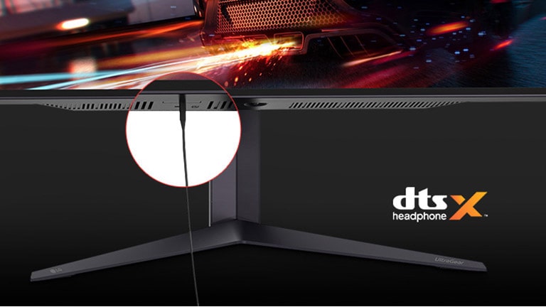 Показва долната част на монитора, в която има 4-полюсен порт за слушалки и свързан към него кабел за слушалки.