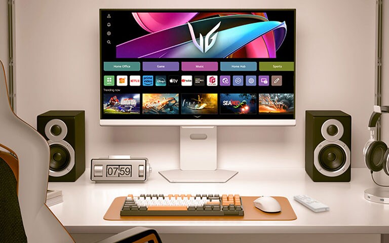 Изглед отпред на монитор с вграден екран на webOS.