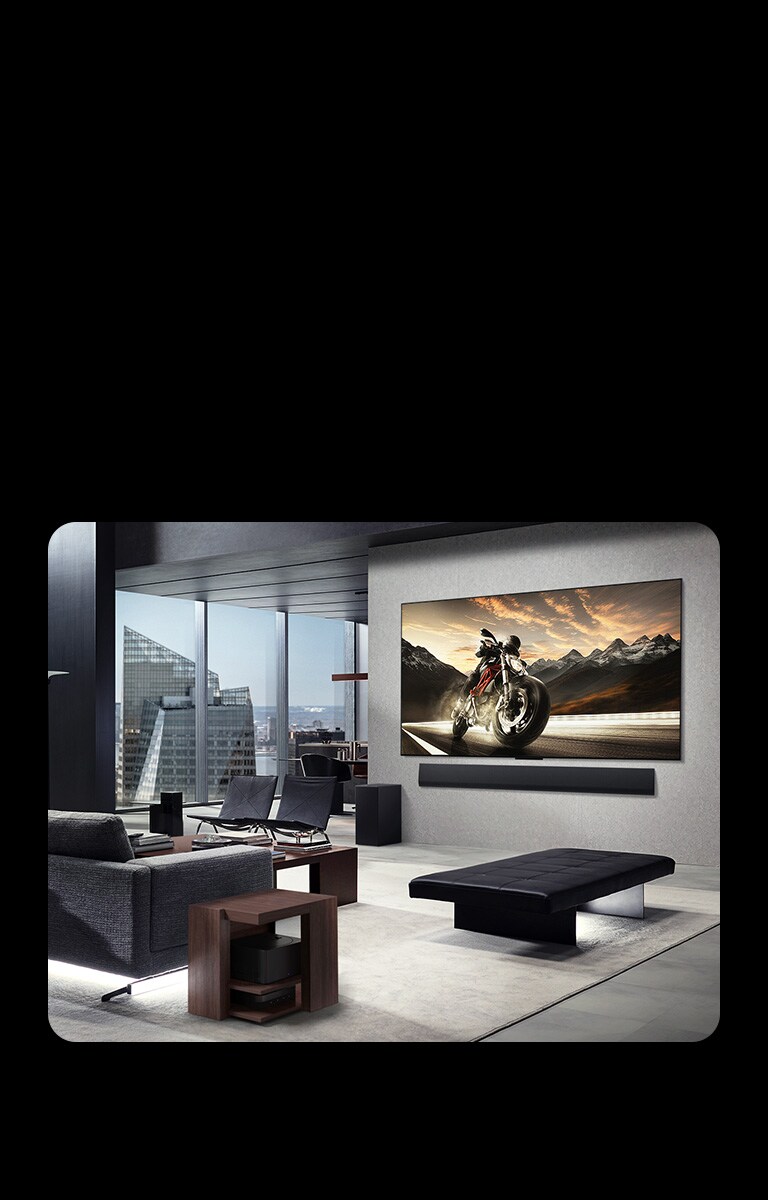 Монтиран на стената LG OLED M5 TV и LG Soundbar в хола на стилен апартамент. Zero Connect Box е прибрана под една масичка отстрани.