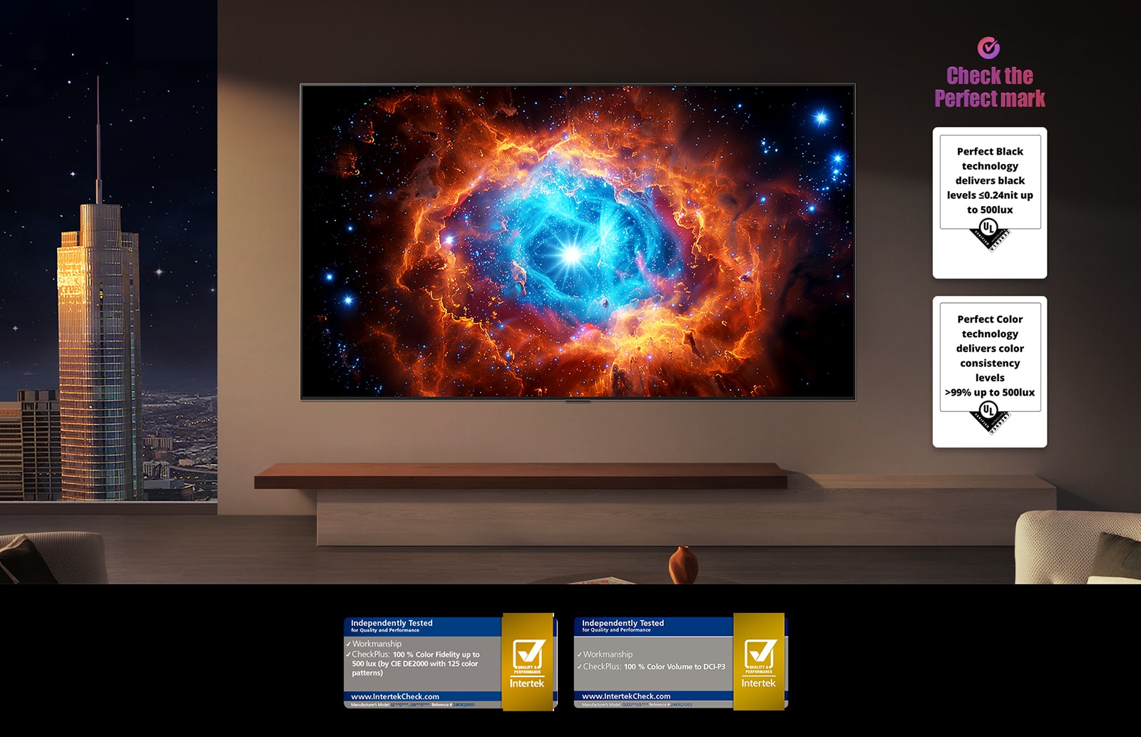 Телевизор LG OLED evo, сравнение на „Anti-Glare Matte Display“ и „Perfect Black & Color Display“ на фона на градския силует.