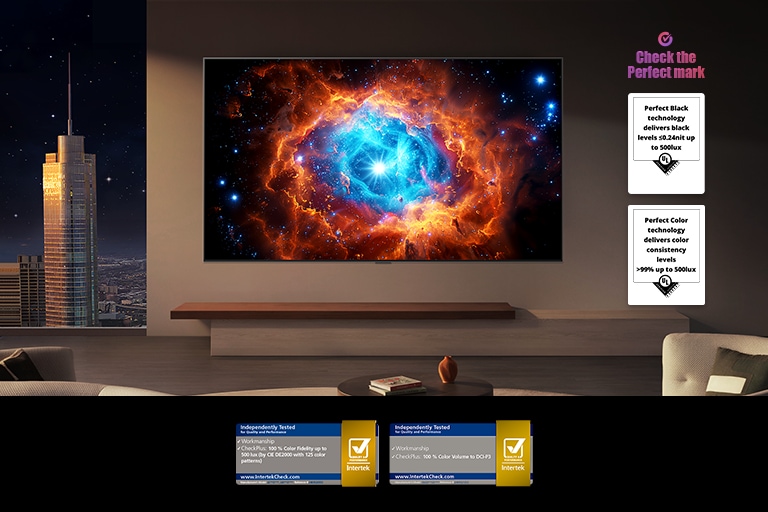 Телевизор LG OLED evo, сравнение на „Anti-Glare Matte Display“ и „Perfect Black & Color Display“ на фона на градския силует.