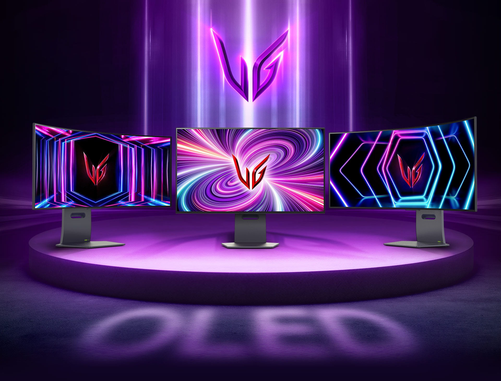 Представяне на геймърски монитори LG UltraGear OLED, включително извити монитори. Изображение на разнообразните геймърски монитори LG UltraGear OLED заедно с емблемата им, осветена с неонова светлина, демонстрирайки нашия пионерски технологичен напредък.