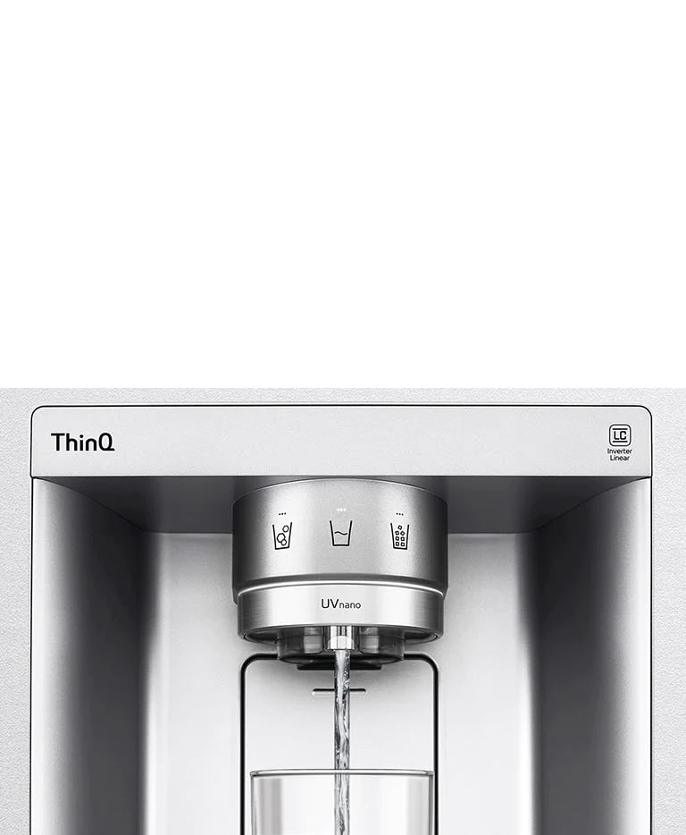 Видеозаписът започва с увеличение на дозатора за вода. Външната част на хладилника става чиста и вече се вижда вътрешността на вратата и механичните части на дюзата на дозатора. Видеото се увеличава допълнително, за да покаже водните капчици, докато падат през UVnano частта на дюзата, което намалява бактериите. Изгледът се отдалечава, за да видите отново външната страна на хладилника, докато водата се разпределя в чаша.