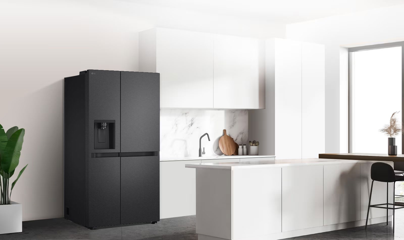 Страничен изглед на кухня с монтиран черен хладилник InstaView.