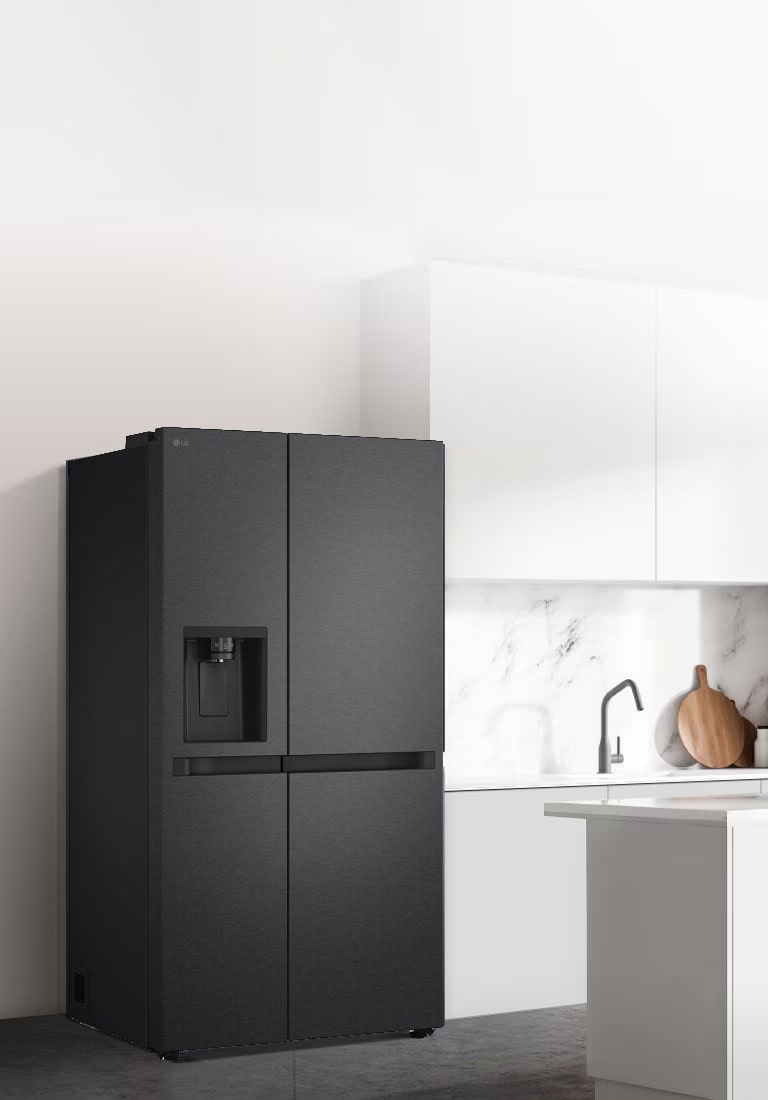 Страничен изглед на кухня с монтиран черен хладилник InstaView.