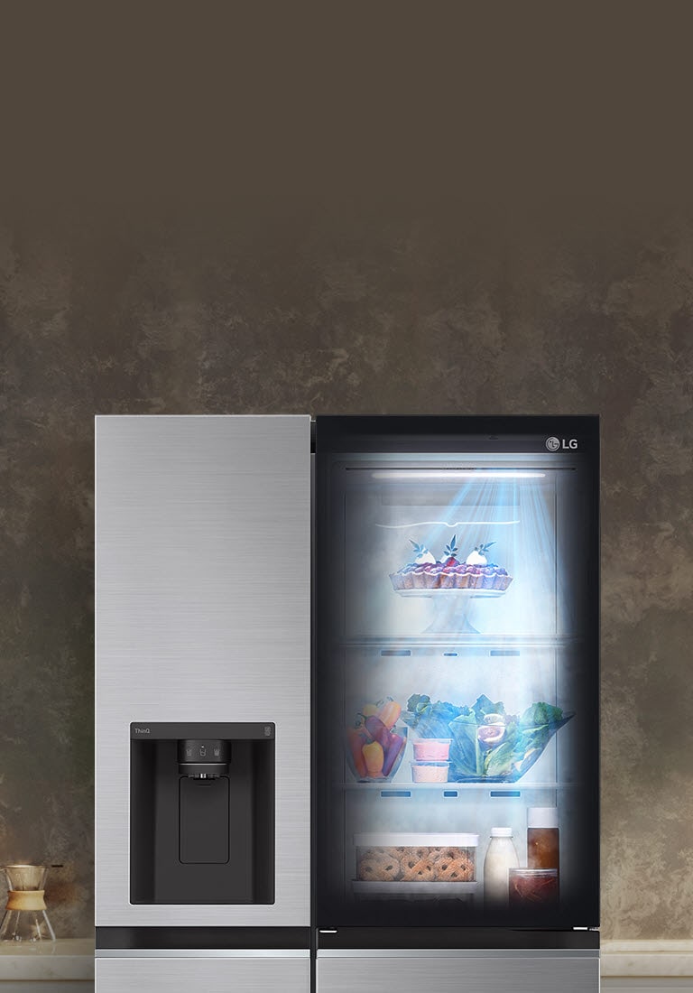 Изглед отпред на черен хладилник InstaView с включена светлина. Съдържанието на хладилника може да се види през вратата на InstaView. Сините лъчи светлина блестят върху съдържанието от функцията DoorCooling.