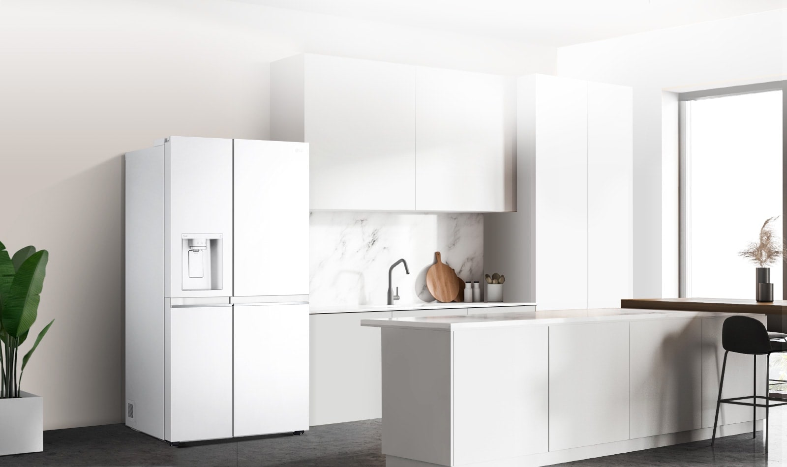 Страничен изглед на кухня с монтиран бял хладилник InstaView.