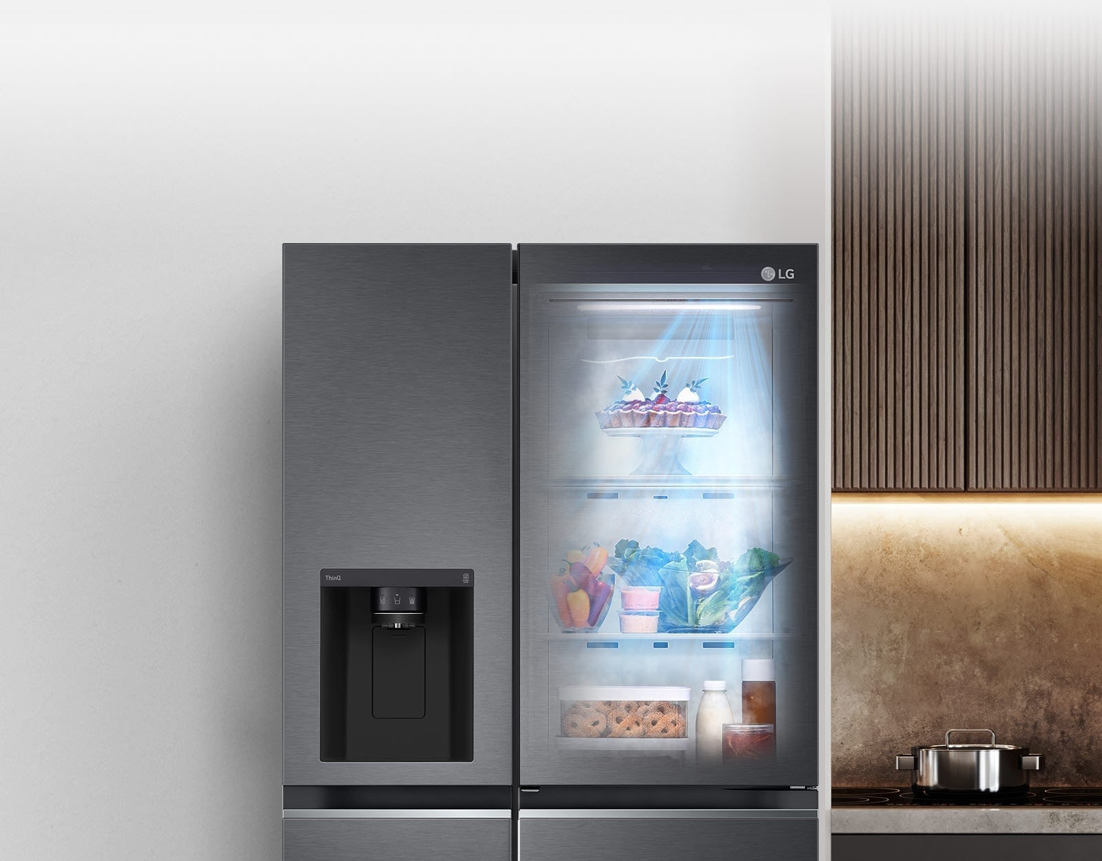 Изглед отпред на черен хладилник InstaView с включена светлина. Съдържанието на хладилника може да се види през вратата на InstaView. Сините лъчи светлина блестят върху съдържанието от функцията DoorCooling.