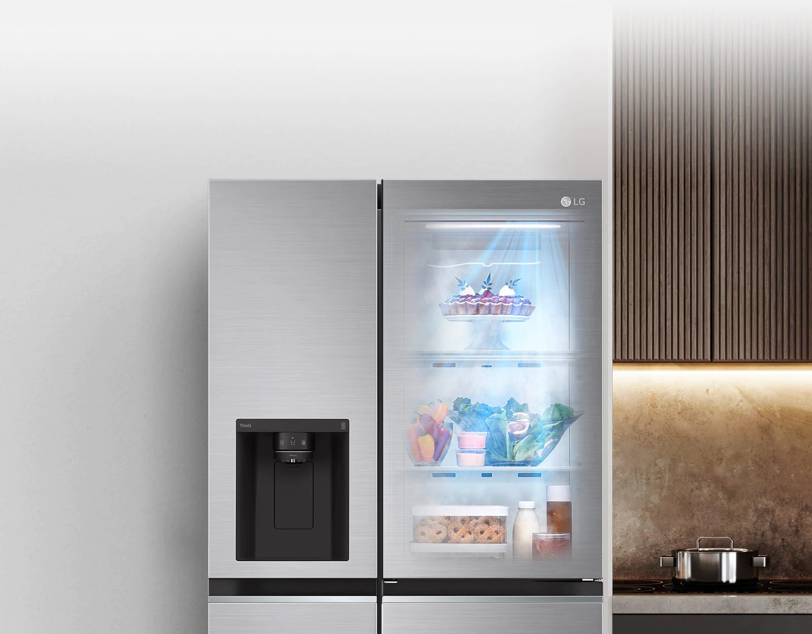 Изглед отпред на черен хладилник InstaView с включена светлина. Съдържанието на хладилника може да се види през вратата на InstaView. Сините лъчи светлина блестят върху съдържанието от функцията DoorCooling.