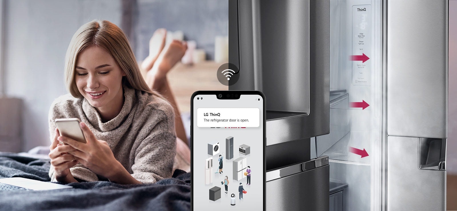 Жена лежи на легло и гледа екрана на телефона си на едно изображение. Второто изображение показва, че вратата на хладилника е оставена отворена. На преден план на двете изображения е екранът на телефона, който показва известията на приложението LG ThinQ и иконата на Wifi над телефона.