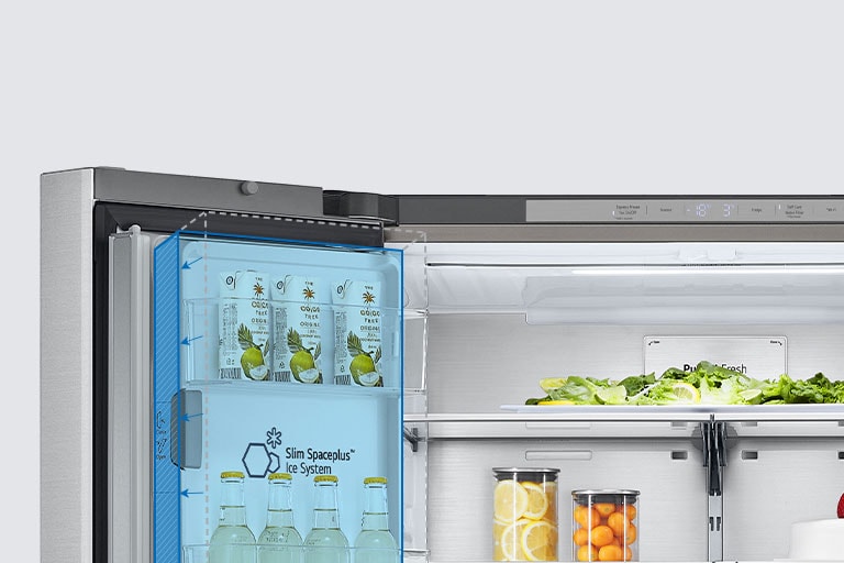 Във вътрешността на хладилника тънката вътрешна машина за лед е подчертана в синьо, а хладилникът е пълен с продукти.