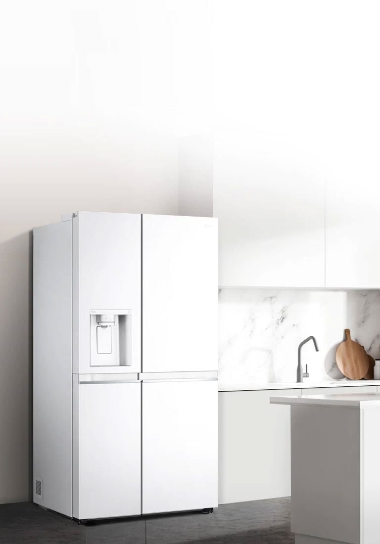 Страничен изглед на кухня с монтиран бял хладилник InstaView.