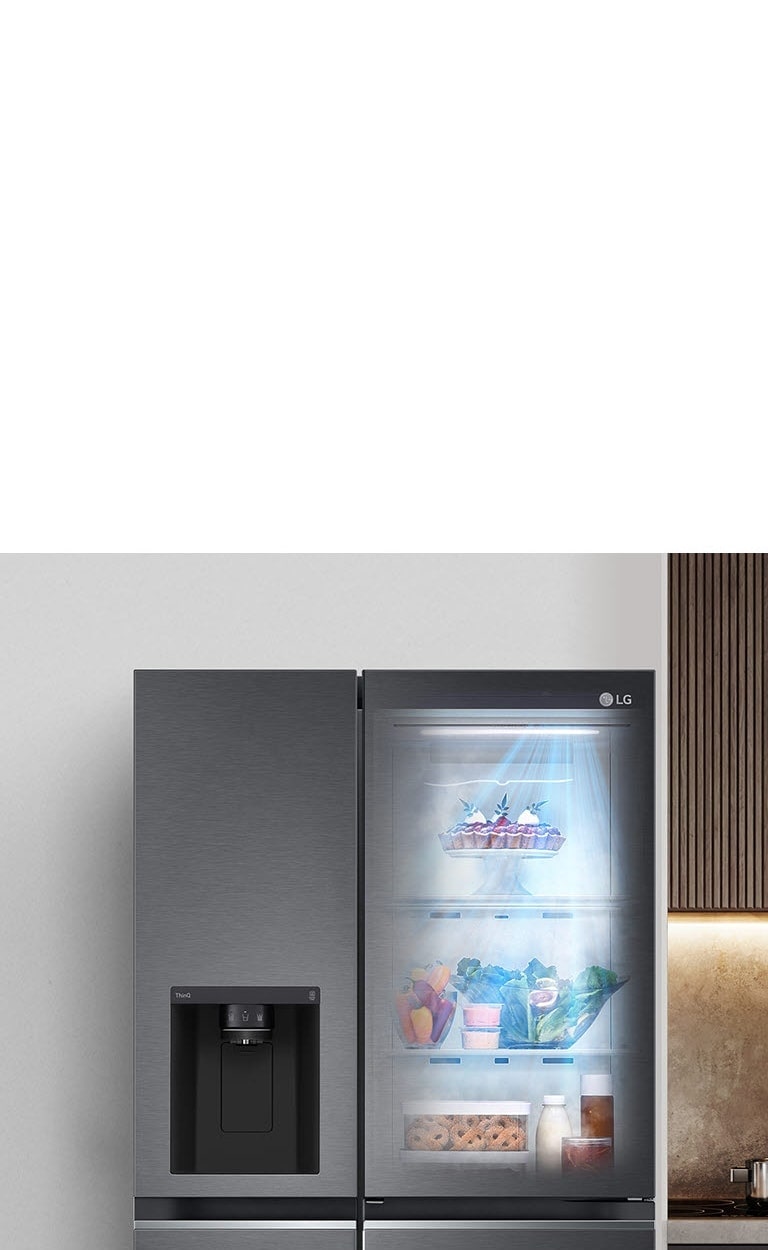 Изглед отпред на черен хладилник InstaView с включена светлина. Съдържанието на хладилника може да се види през вратата на InstaView. Сините лъчи светлина блестят върху съдържанието от функцията DoorCooling.