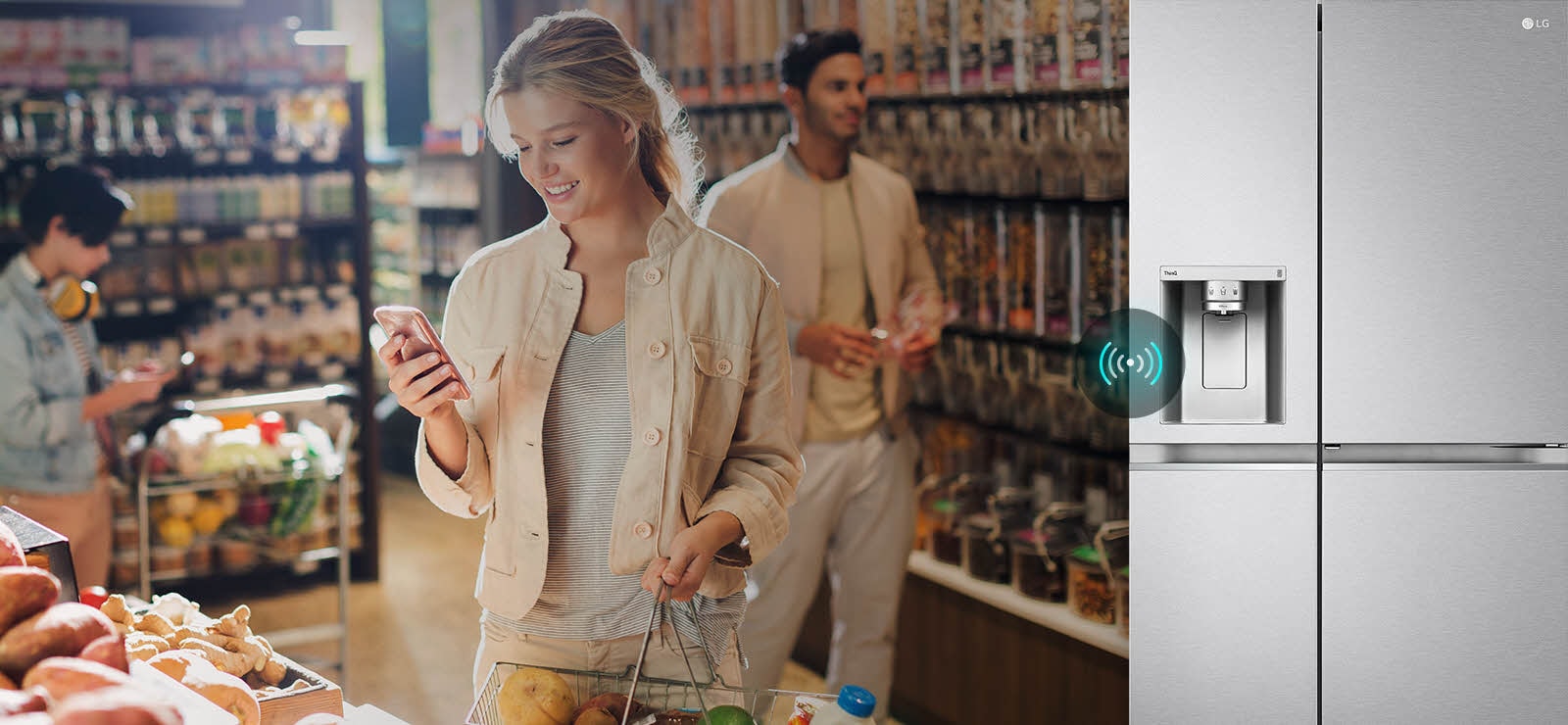 Изображението вляво показва жена, стояща в магазин за хранителни стоки и гледаща телефона си. Изображението вдясно показва изглед отпред на хладилника. В центъра на изображенията има икона, която показва връзката между телефона и хладилника.