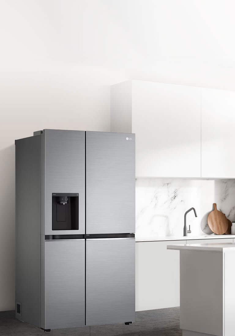 Страничен изглед на кухня с монтиран платинено сиво хладилник InstaView.