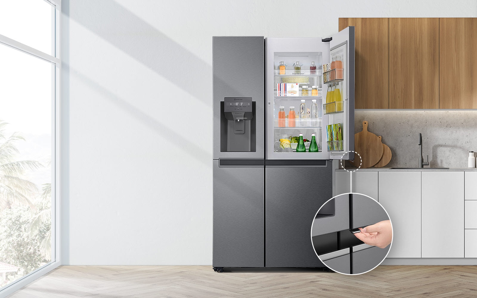 Изглед отпред на хладилник, монтиран в кухня. Горната дясна врата е отворена и има кръг и линия, водещи към по-голям кръг, който показва увеличен изглед на бутона в долния ляв ъгъл на отворената врата, която има скрит бутон за отваряне.