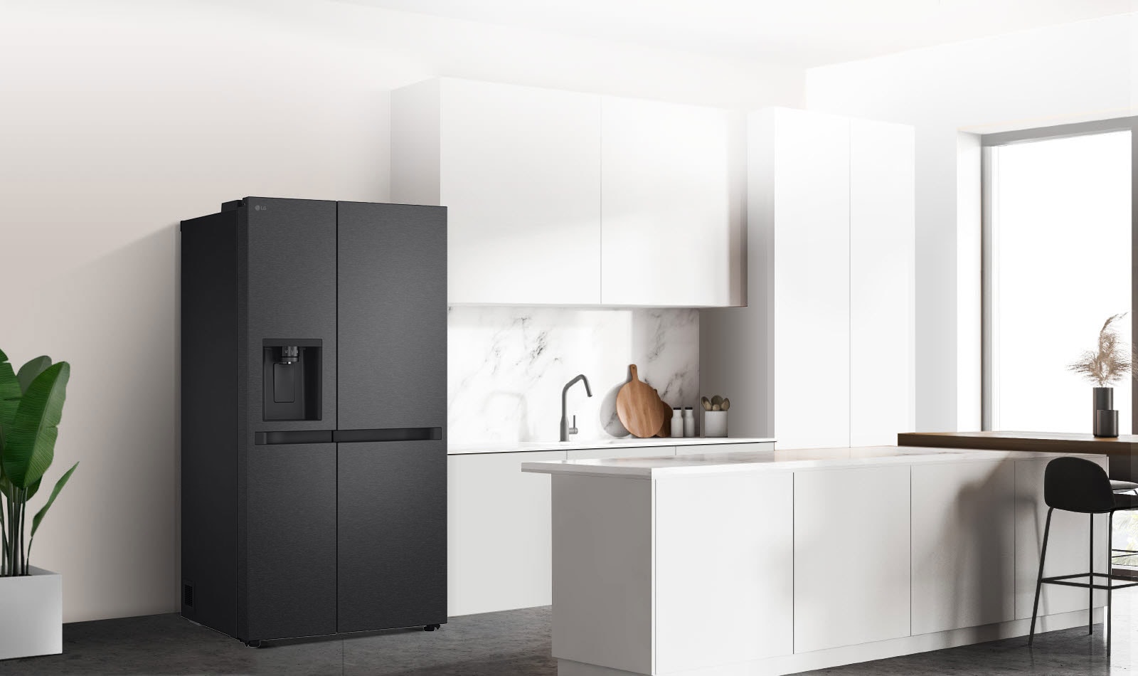 Страничен изглед на кухня с монтиран черен хладилник InstaView.