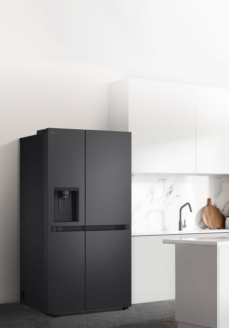 Страничен изглед на кухня с монтиран черен хладилник InstaView.