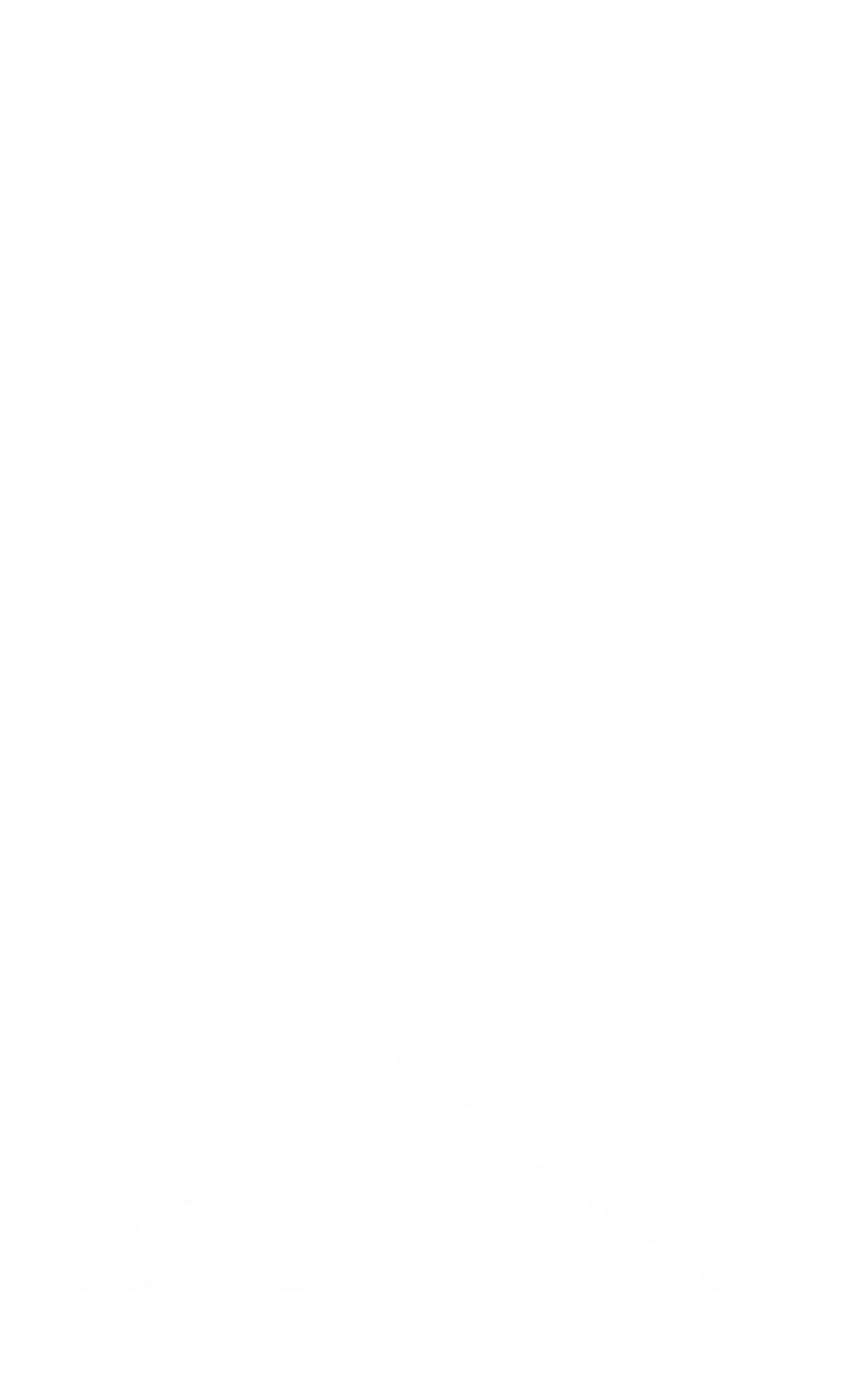 Видео в близък план на вода, капеща от хрупкави зелени марули, е до видео отблизо на вода, падаща върху пресни червени домати, е до видео на ярки мокри боровинки, които се движат наоколо.