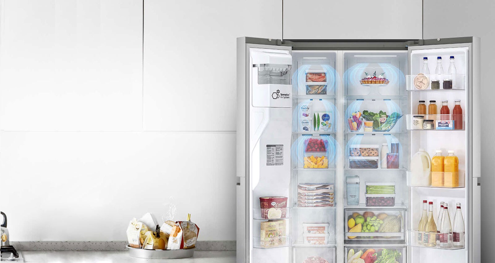 Изглед отпред на хладилника с двете широко отворени предни врати, показващи пълен зареден хладилник. Показани са сини облаци мъгла, които се спускат над цялата продукция.