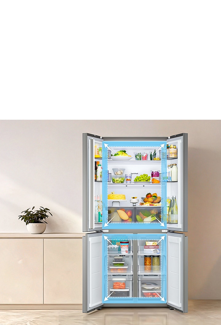 Отворен изглед на Multi Door хладилника на LG, показващ просторно вътрешно пространство с подчертани зони за съхранение.