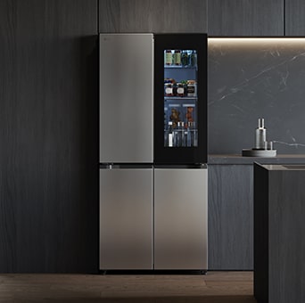 Изглед отпред на Multi Door хладилник на LG, хармонично вписан в интериора на една модерна кухня.