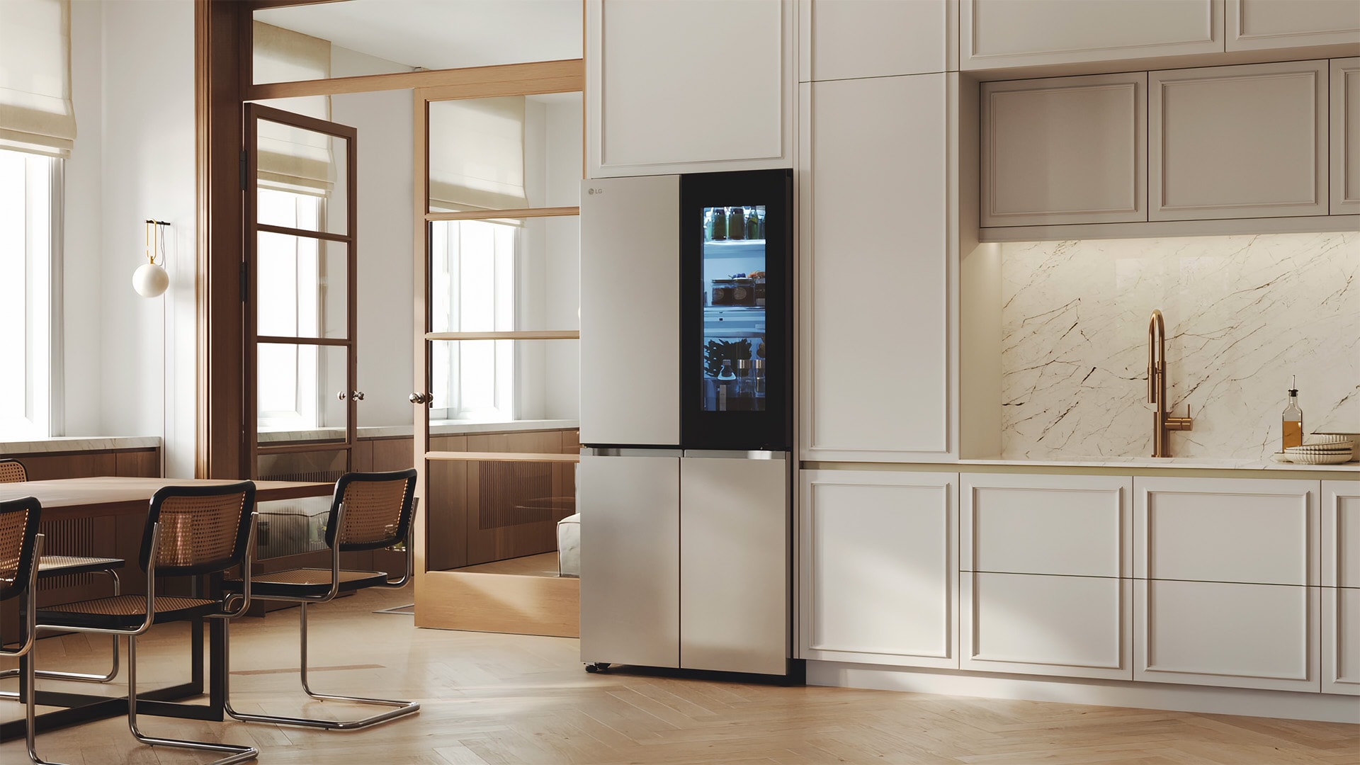 Multi Door хладилник на LG в светла, модерна кухня.