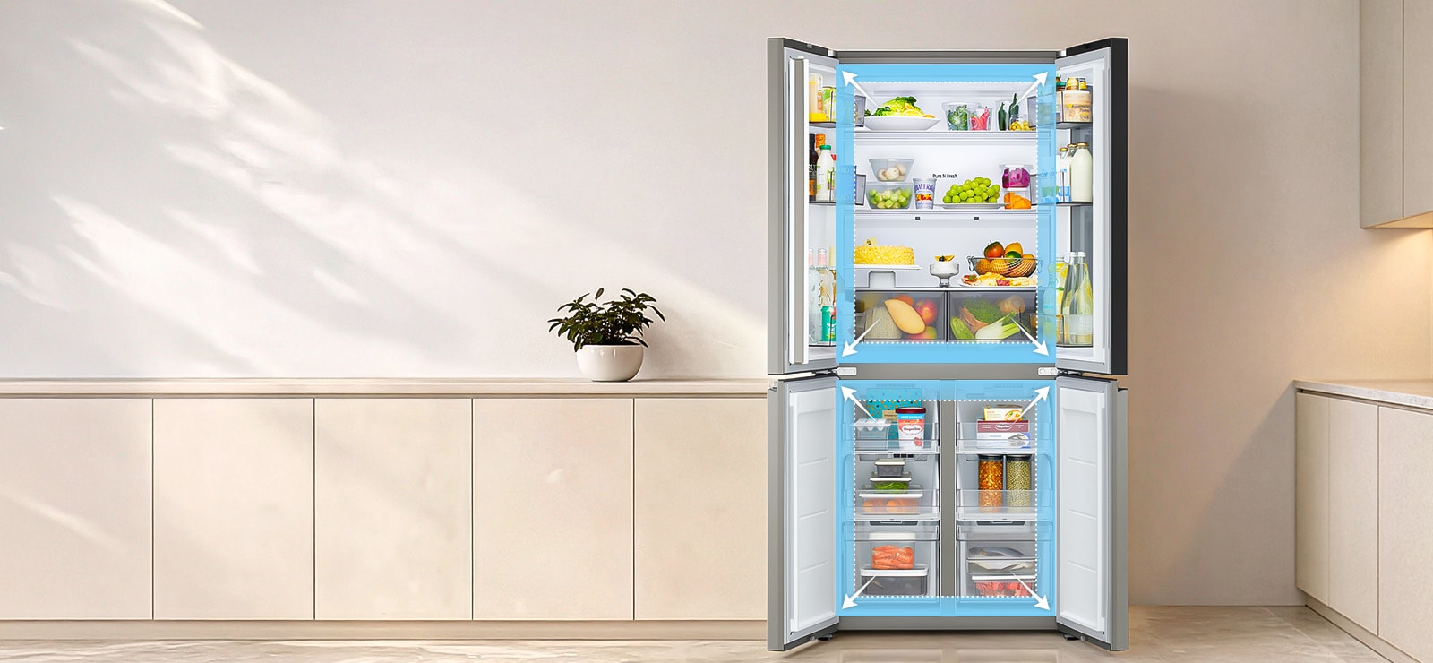Отворен изглед на Multi Door хладилника на LG, показващ просторно вътрешно пространство с подчертани зони за съхранение.