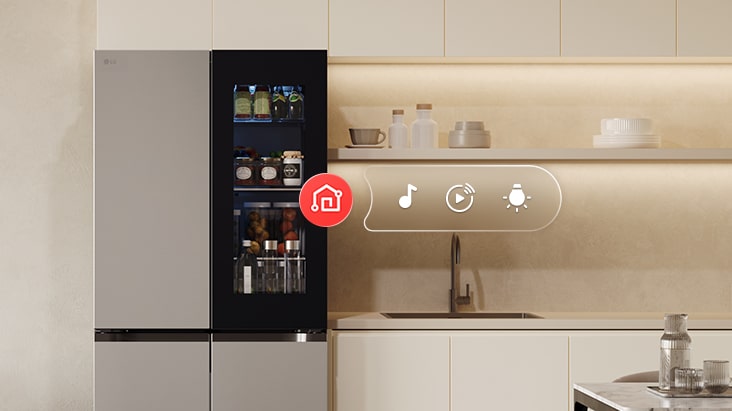 Изглед отпред на Multi Door хладилник на LG с икони на интерфейса, представящи функциите на ThinQ™ UP.