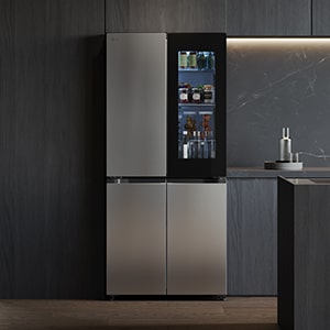 Изглед отпред на Multi Door хладилник на LG, хармонично вписан в интериора на една модерна кухня.
