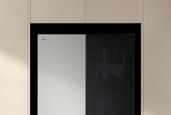 Multi Door хладилник на LG, разположен между кухненските шкафове, показан в интериора на модерна кухня.