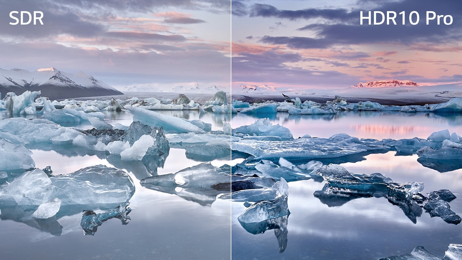 Изображение на мъж, използващ два монитора, за да редактира цветовете на изображение на група приятели около лагерен огън.