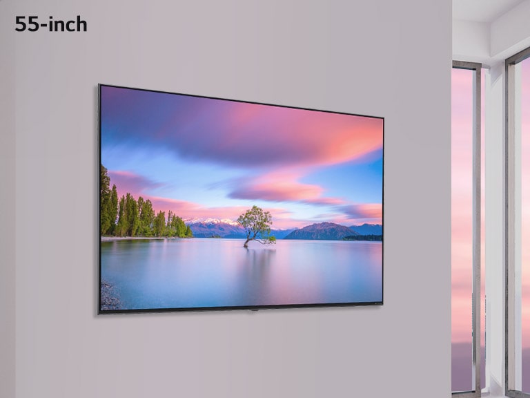Екран, показващ телевизор с плосък екран, монтиран на бяла стена. Когато изображението се превърта от едната страна към другата, то се променя от 55-инчов на 86-инчов екран.