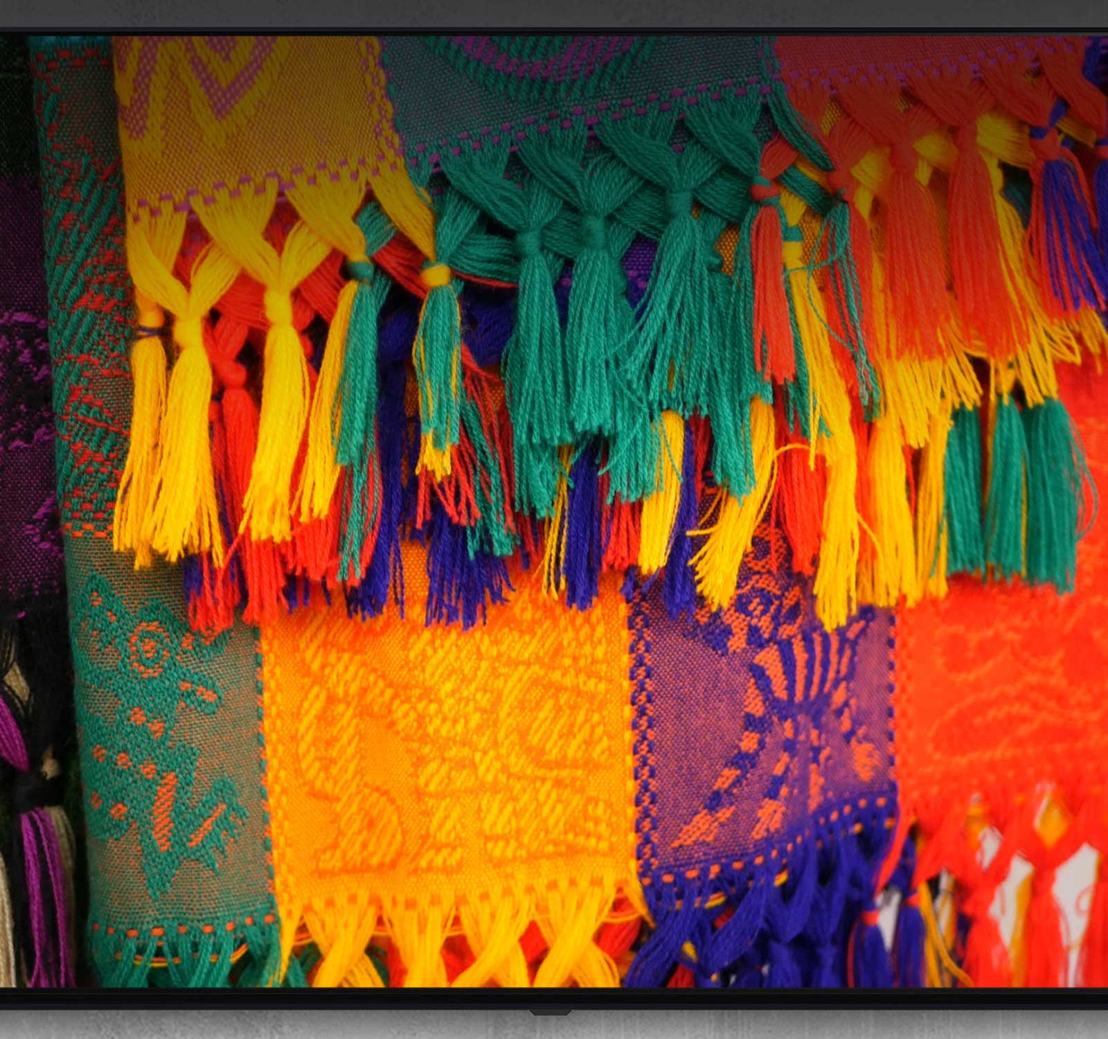 Телевизор изпълнява команди, изречени при натискане на бутон на дистанционното управление, като например „Увеличи силата на звука“. 