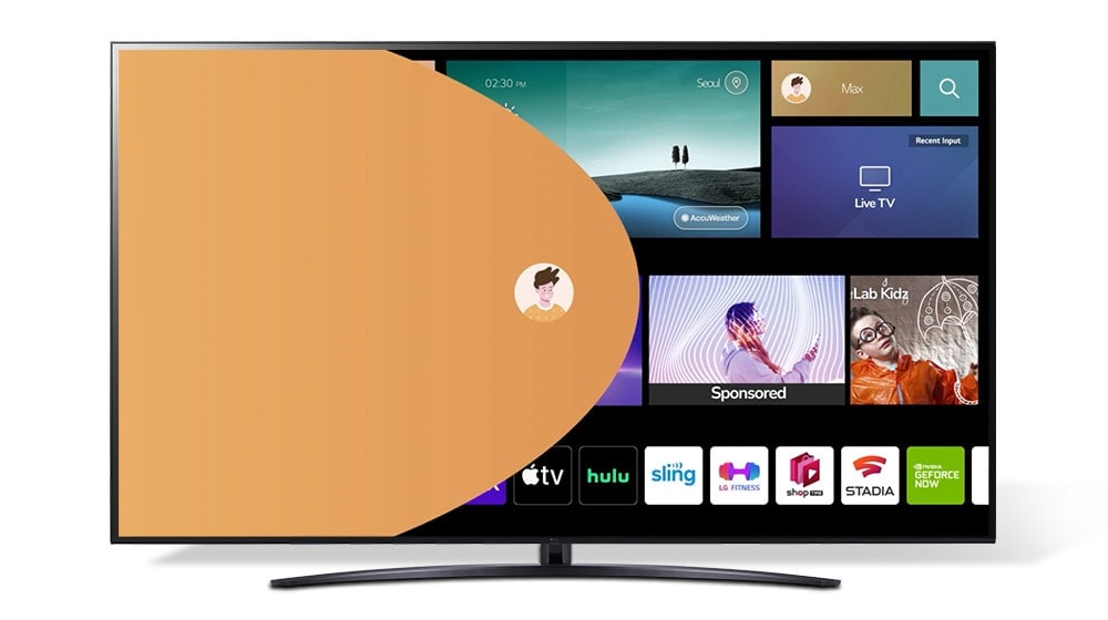 Телевизор LG NanoCell TV, показващ три различни потребителски страници на акаунт в LG и персонализирани препоръки.  